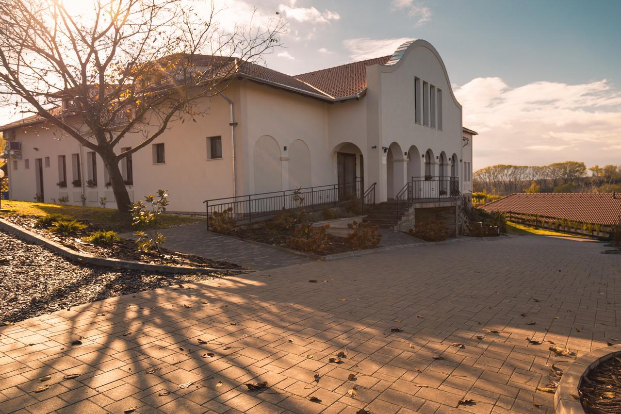 Radhe Resort Es Syam Meditacios Es Rendezvenykozpont Somogyvámos Exterior foto