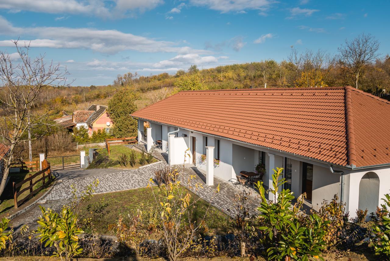Radhe Resort Es Syam Meditacios Es Rendezvenykozpont Somogyvámos Exterior foto