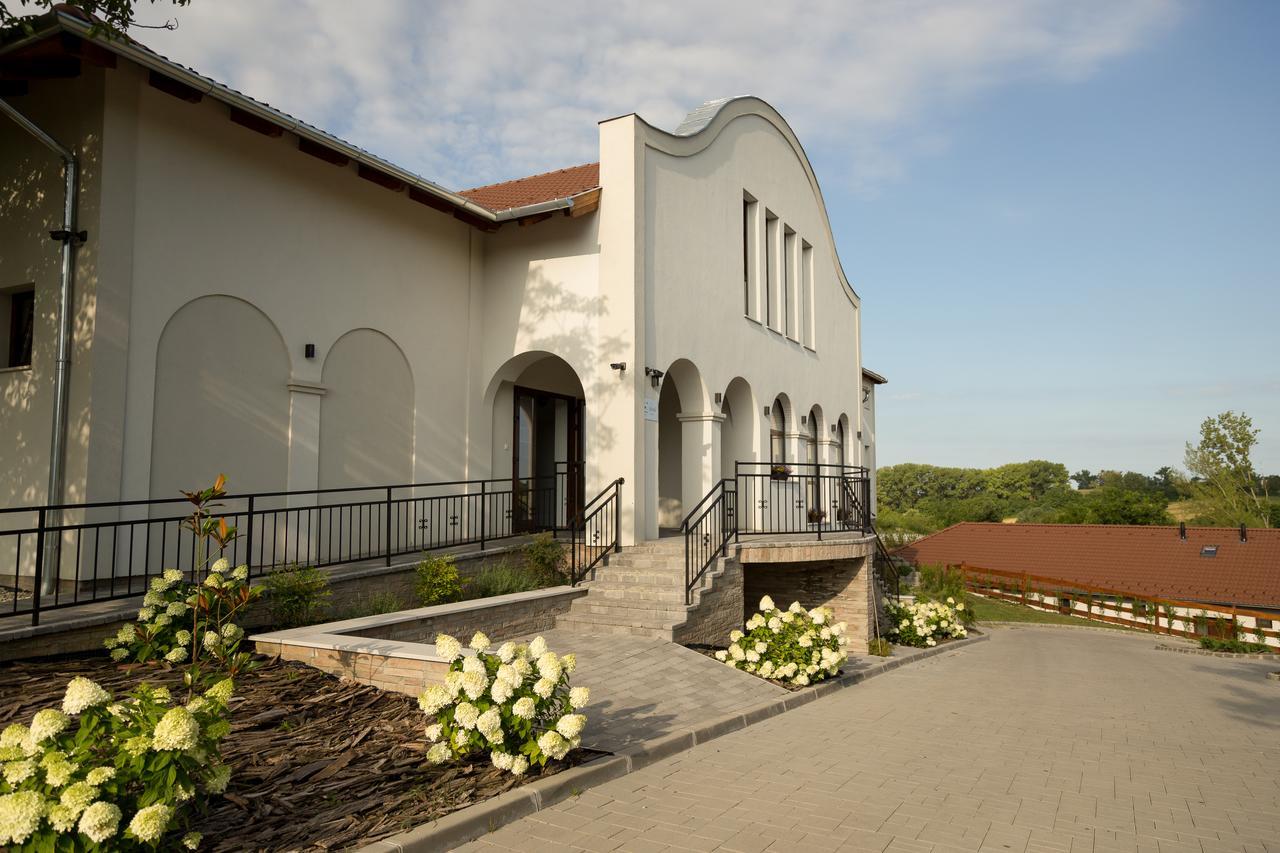 Radhe Resort Es Syam Meditacios Es Rendezvenykozpont Somogyvámos Exterior foto