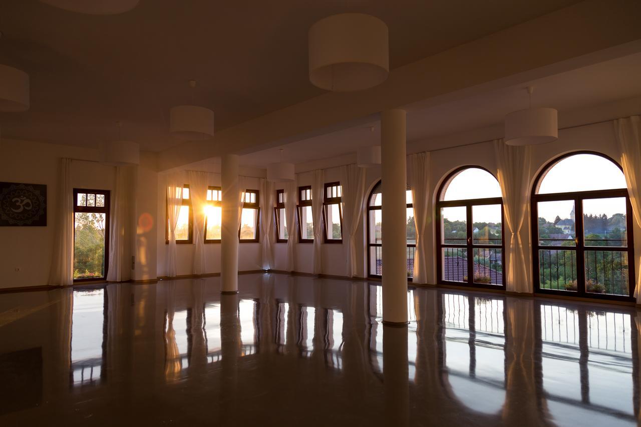 Radhe Resort Es Syam Meditacios Es Rendezvenykozpont Somogyvámos Exterior foto