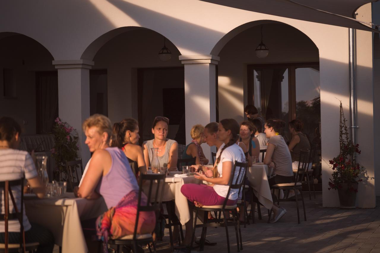 Radhe Resort Es Syam Meditacios Es Rendezvenykozpont Somogyvámos Exterior foto
