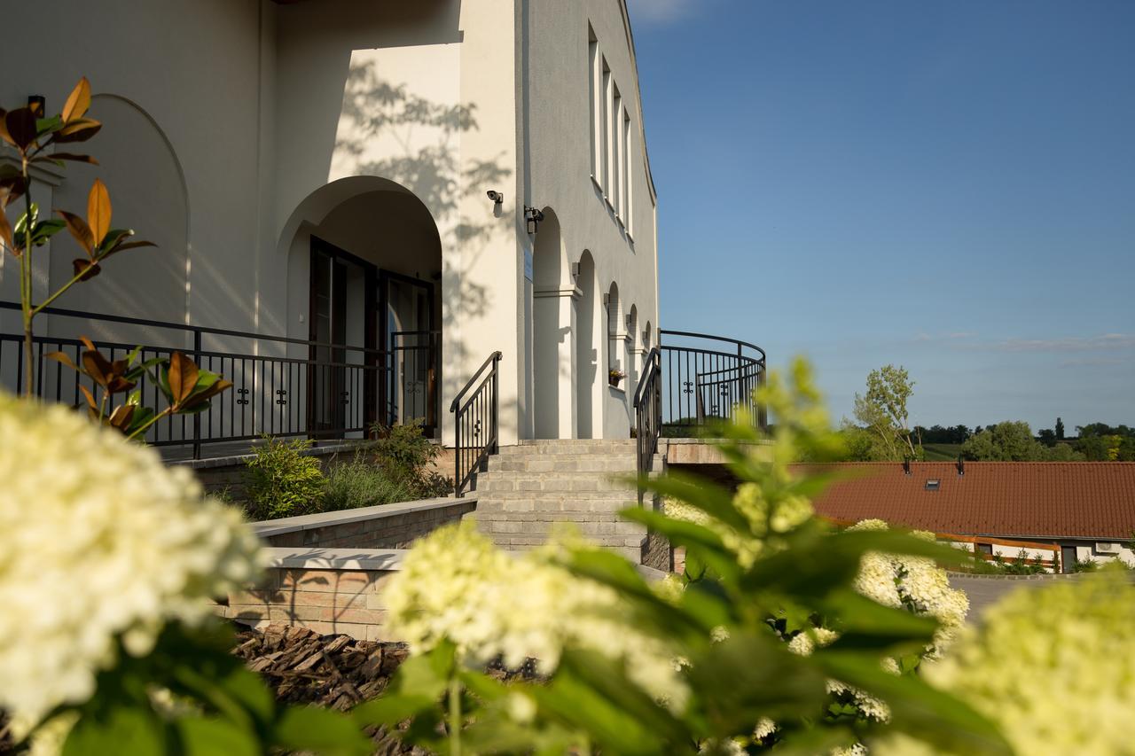 Radhe Resort Es Syam Meditacios Es Rendezvenykozpont Somogyvámos Exterior foto